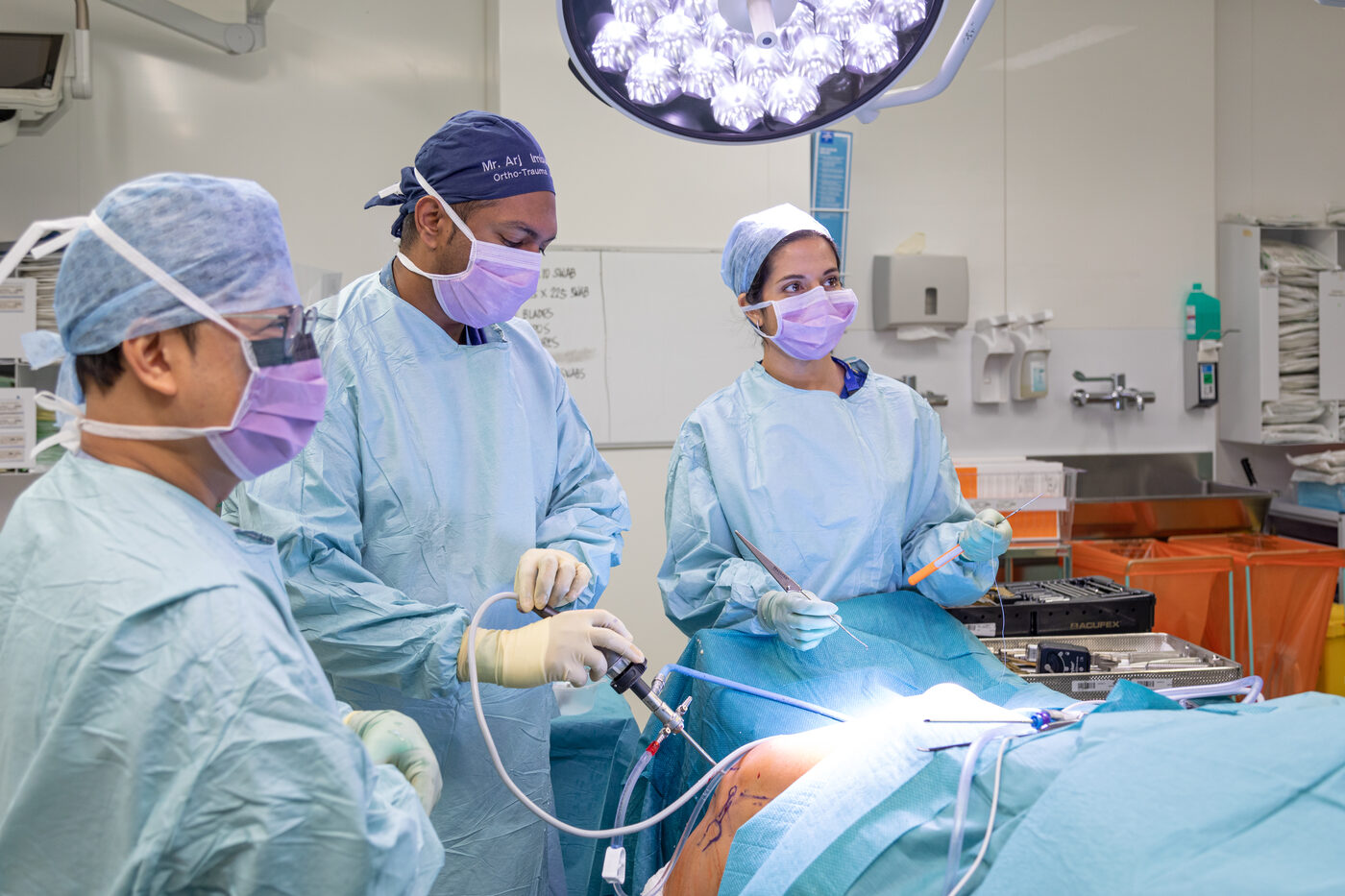 Dr Arj Imbuldeniya and his theatre team performing knee cartilage repair surgery in London
