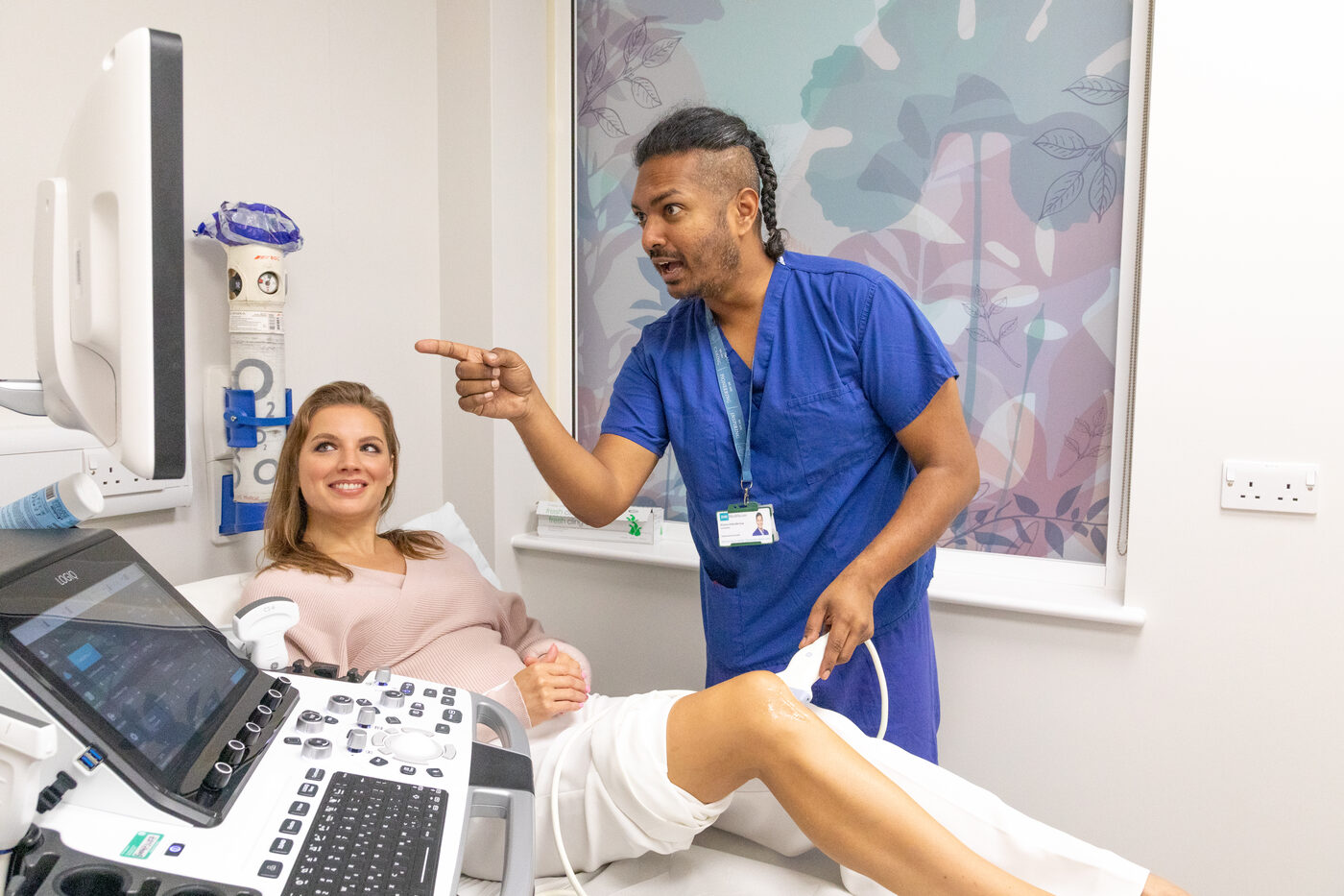 Dr Arj Imbuldeniya performing an ultrasound knee scan before a guided knee injection in London